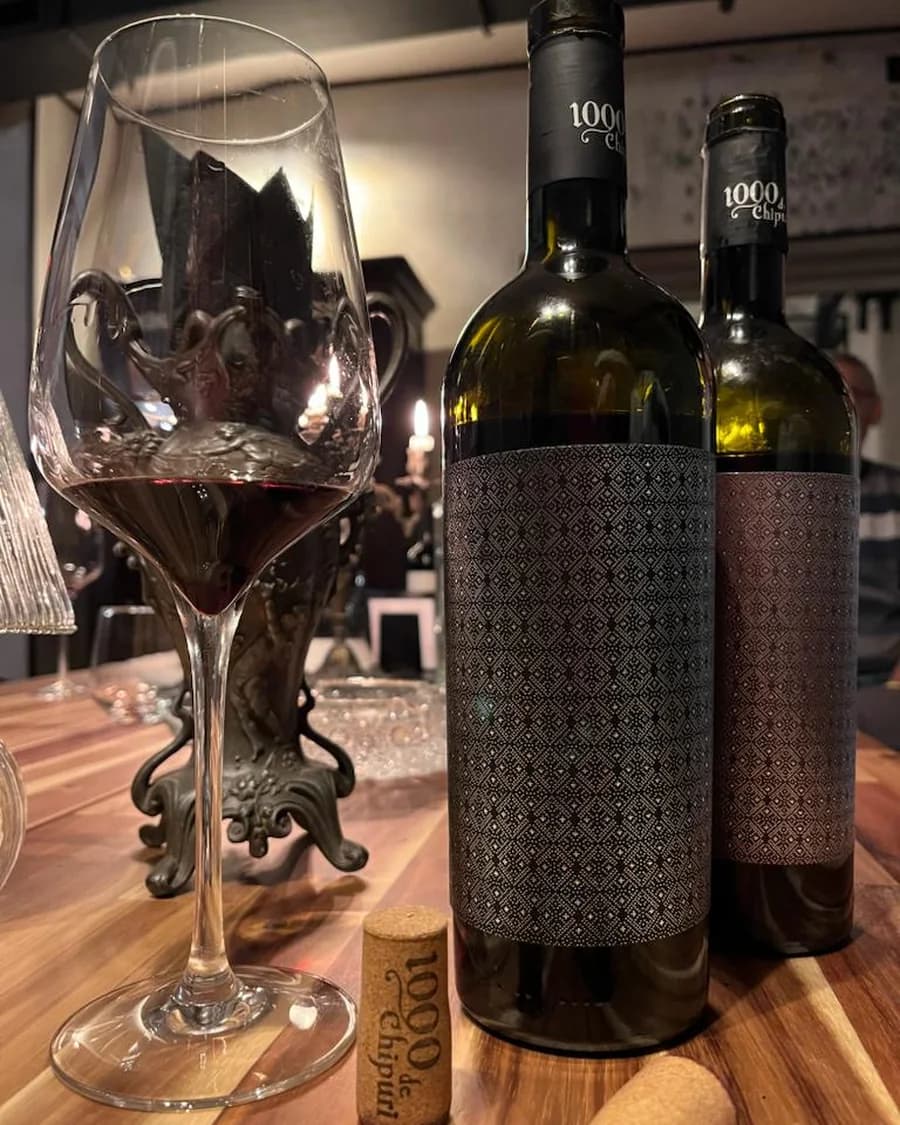 Sticle de vin 1000 de Chipuri într-un cadru de servire