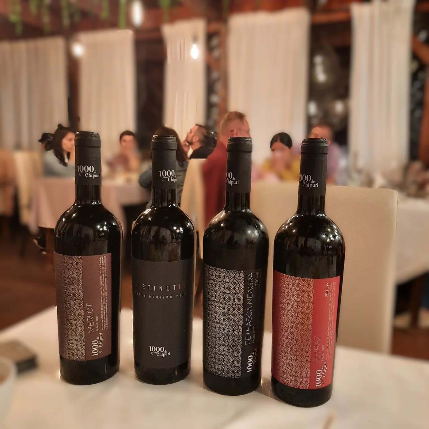 Gamă de sticle 1000 de Chipuri cu etichete diferite